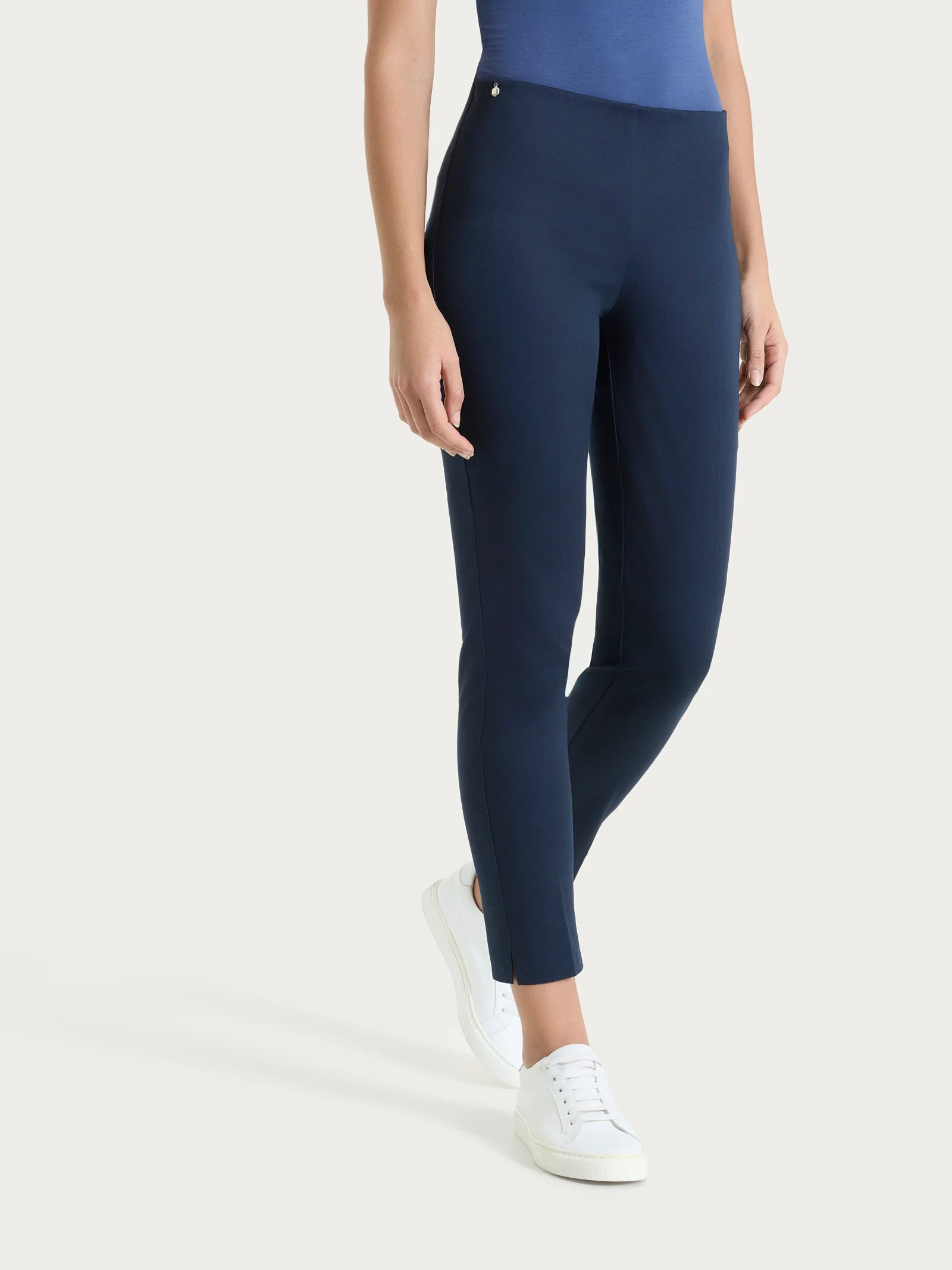 Pantalone capri con spacchetti in Satin Power - Bleu
