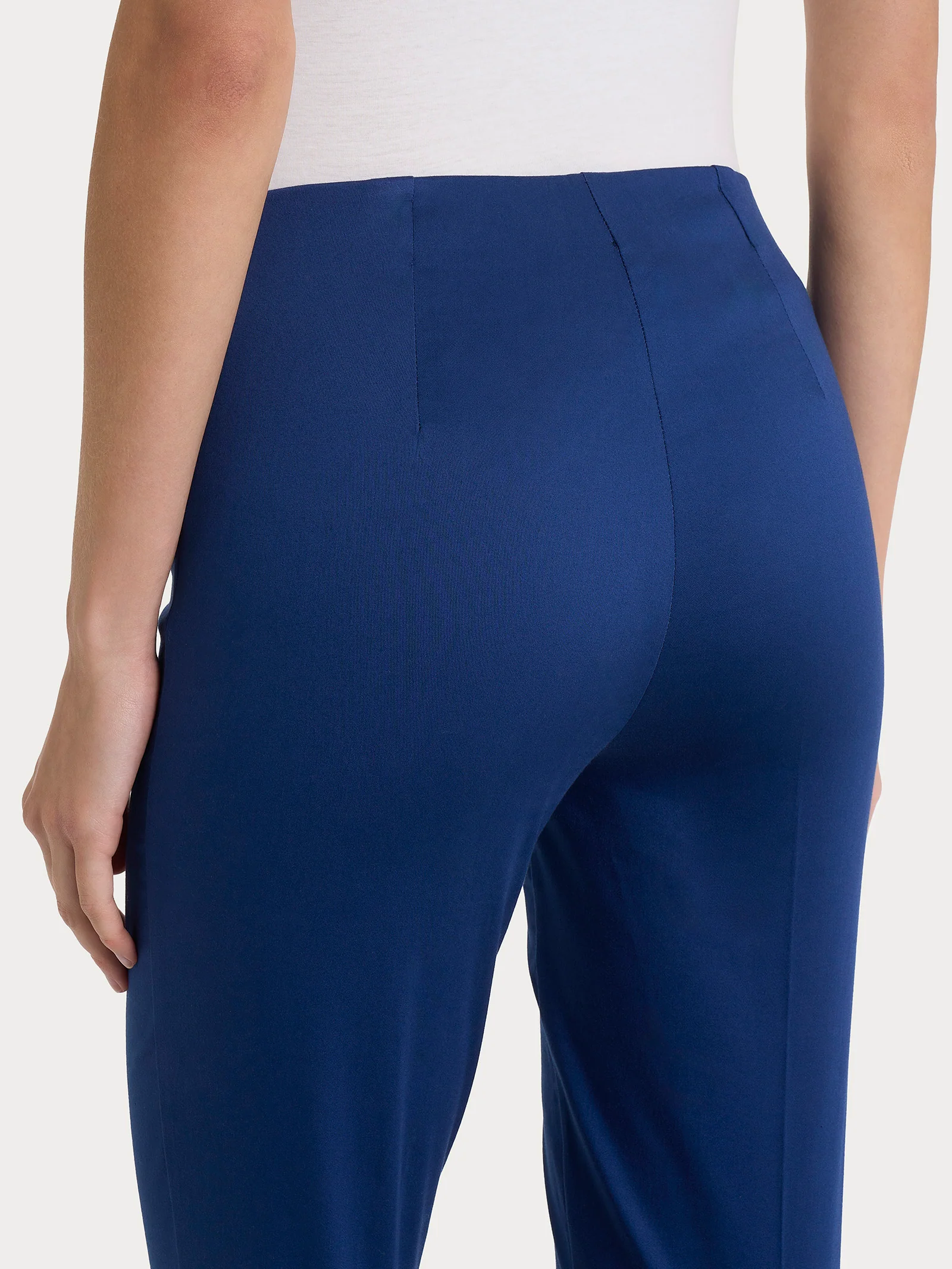 Pantalone capri con spacchetti in Satin Power - Blueberry - Image 3