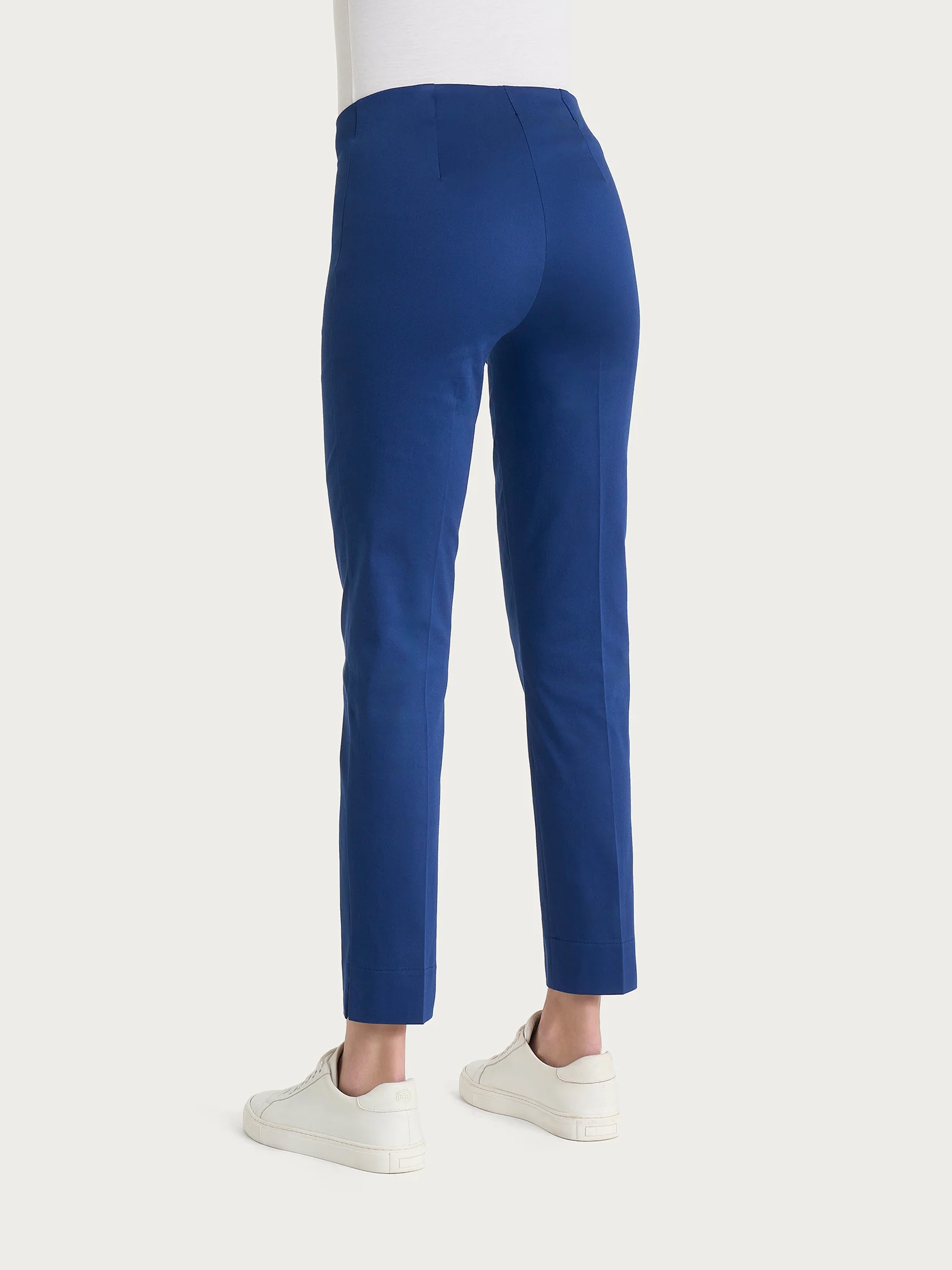 Pantalone capri con spacchetti in Satin Power - Blueberry - Image 4