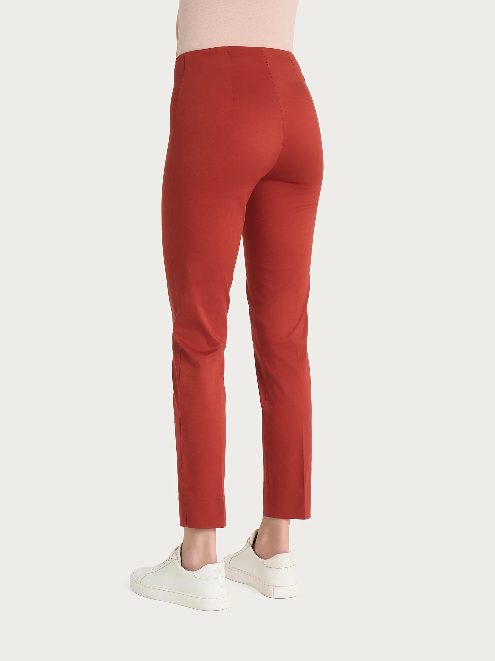 Pantalone capri con spacchetti in Satin Power - Red Ochre - Image 4