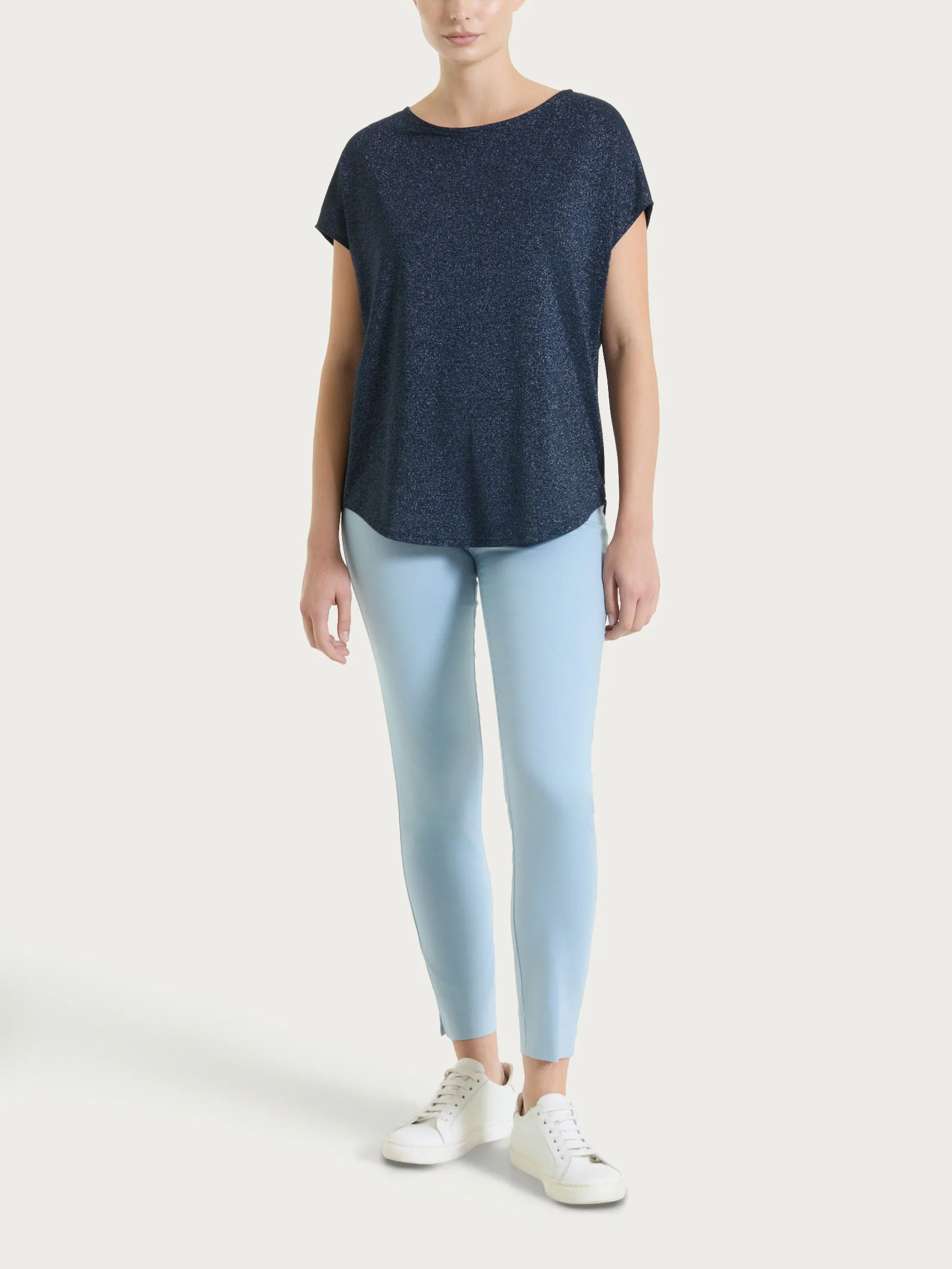 Pantalone capri con spacchetti in Satin Power - Dusty Blue - Image 8