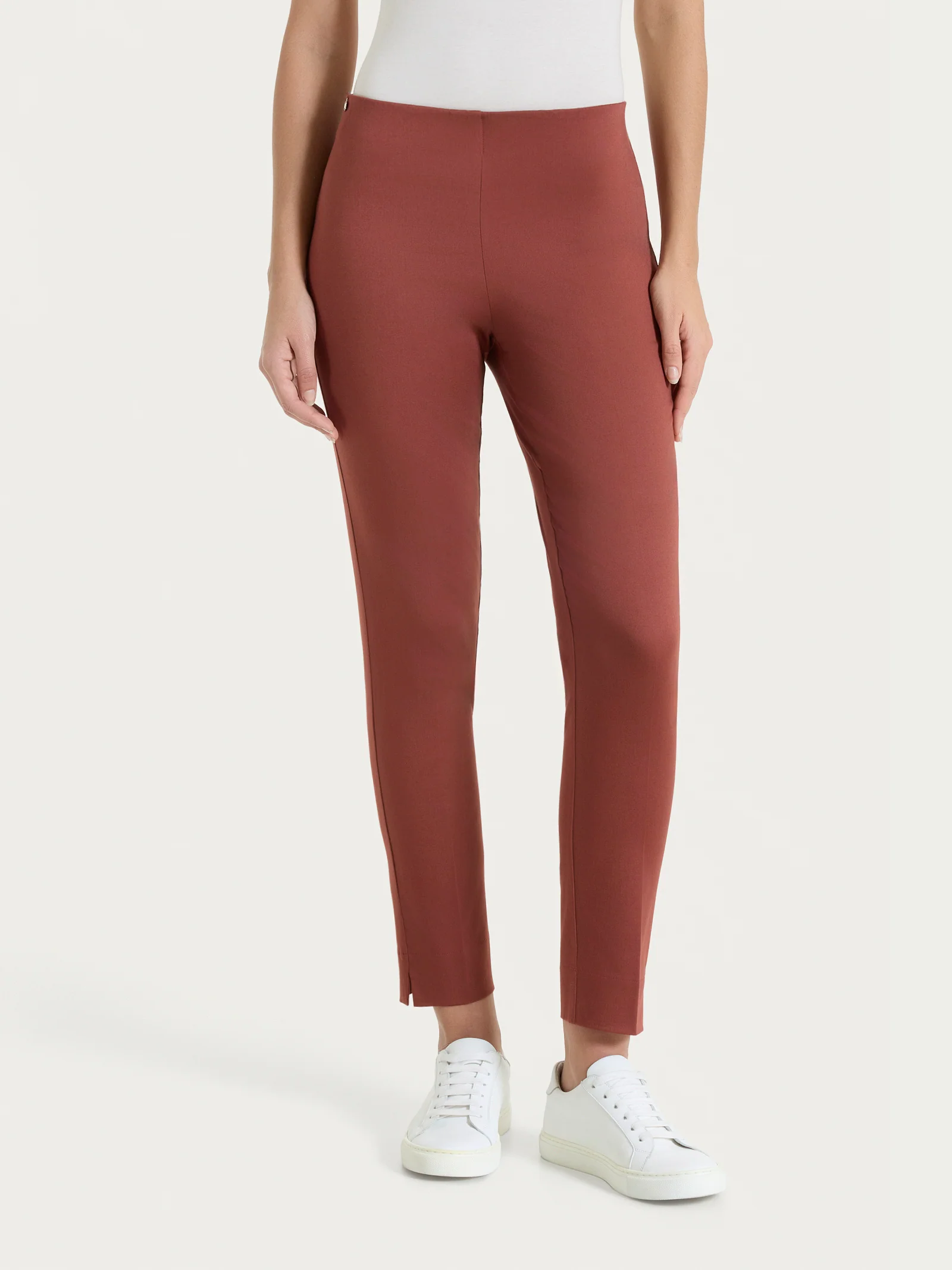 Pantalone capri con spacchetti in Satin Power - Mahogany