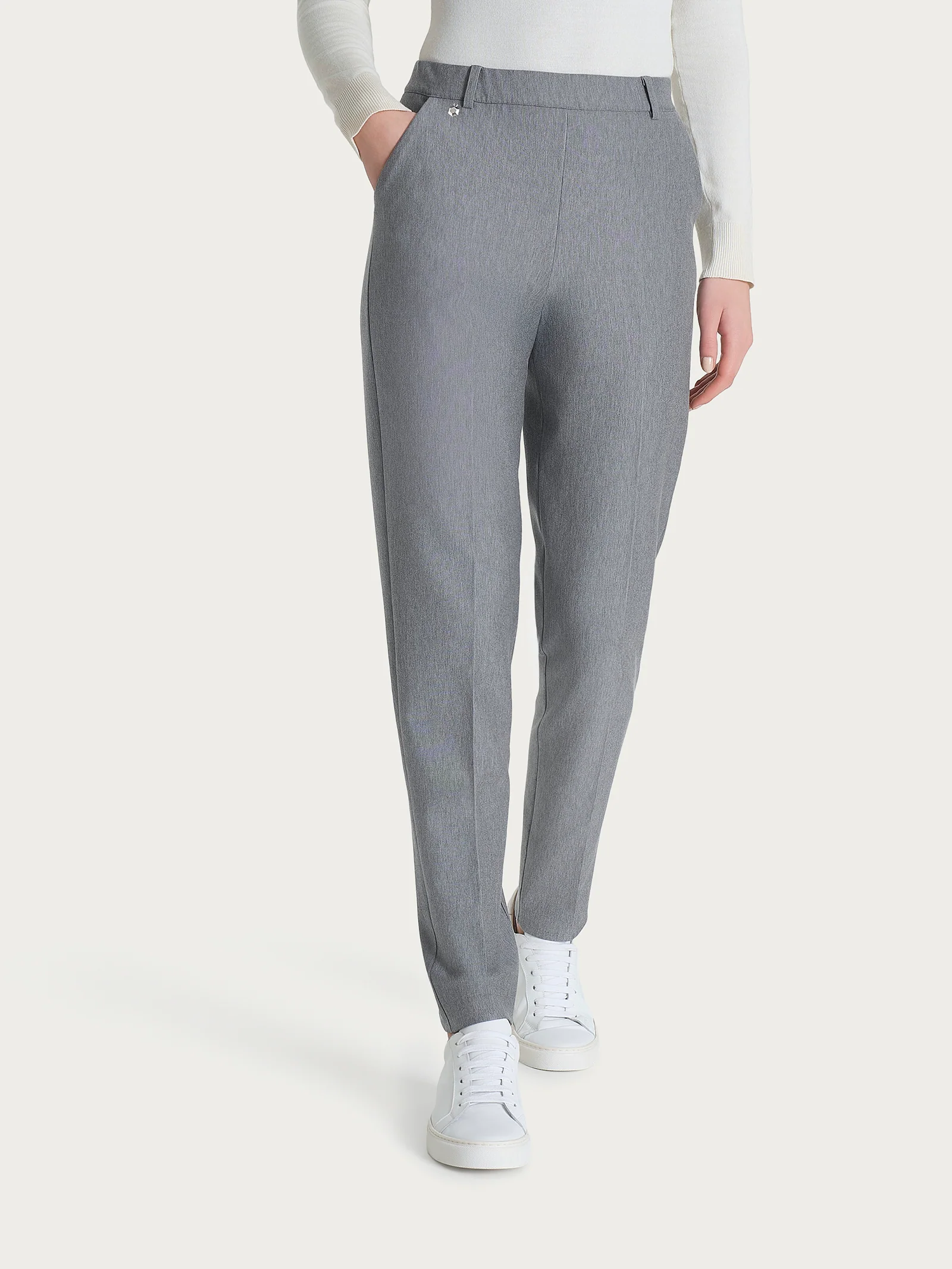 Pantalone chino slim con tasche e risvolto in Compact - Grigio Mel.