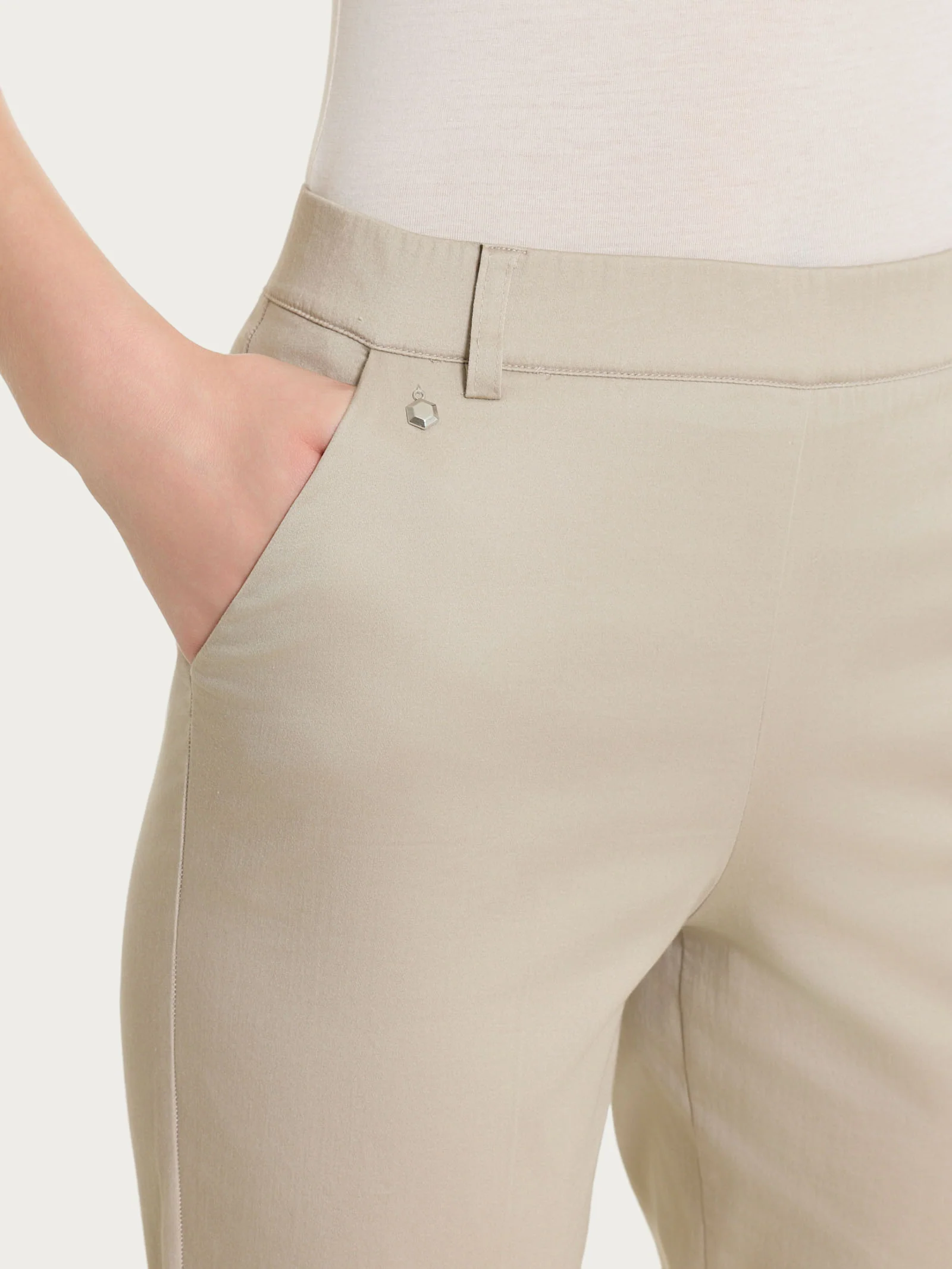 Pantalone chino slim con tasche in Satin Power - Crockery - Image 5