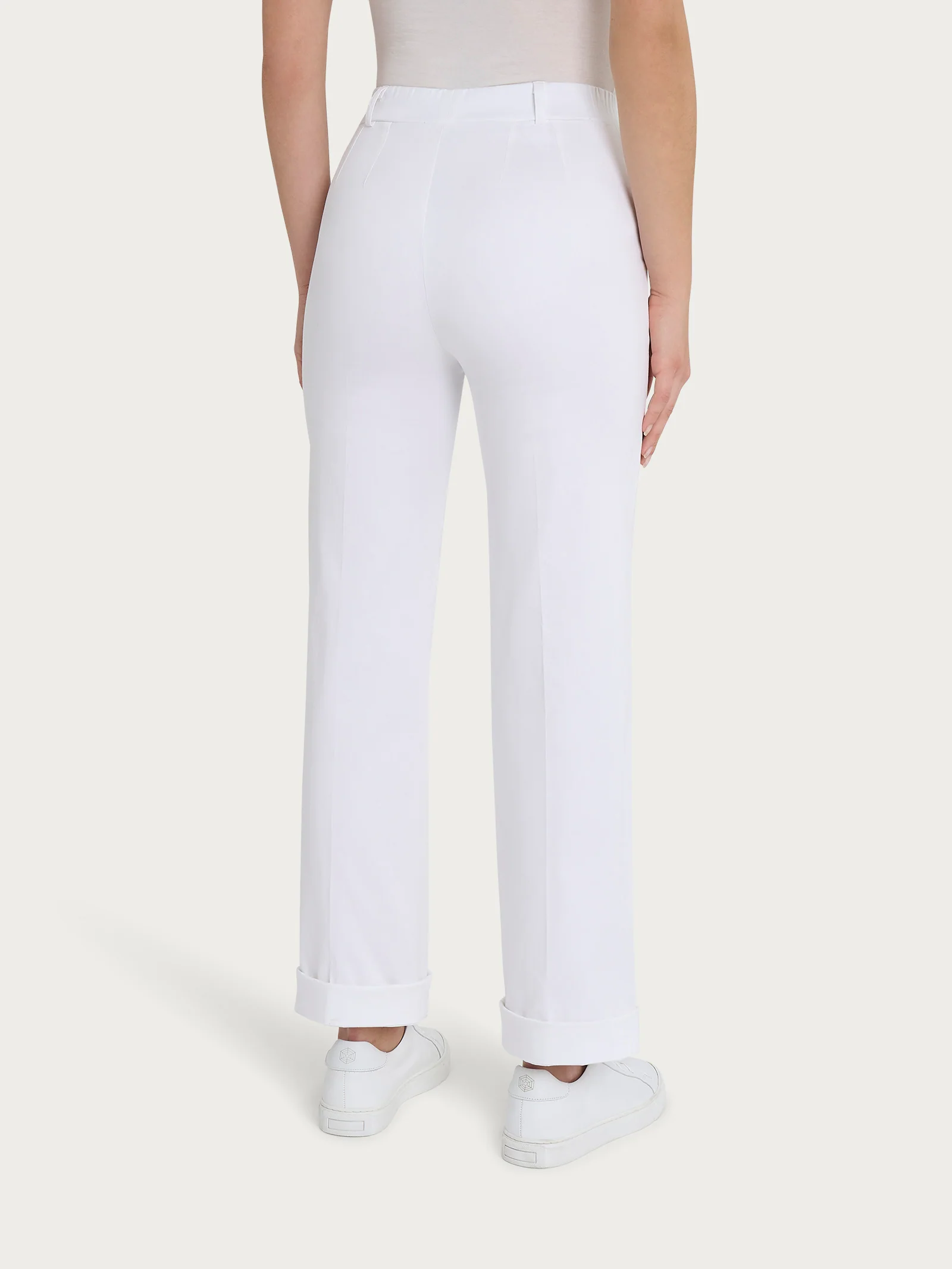 Pantalone dritto con tasche e risvolto in Satin Power - Bianco - Image 4
