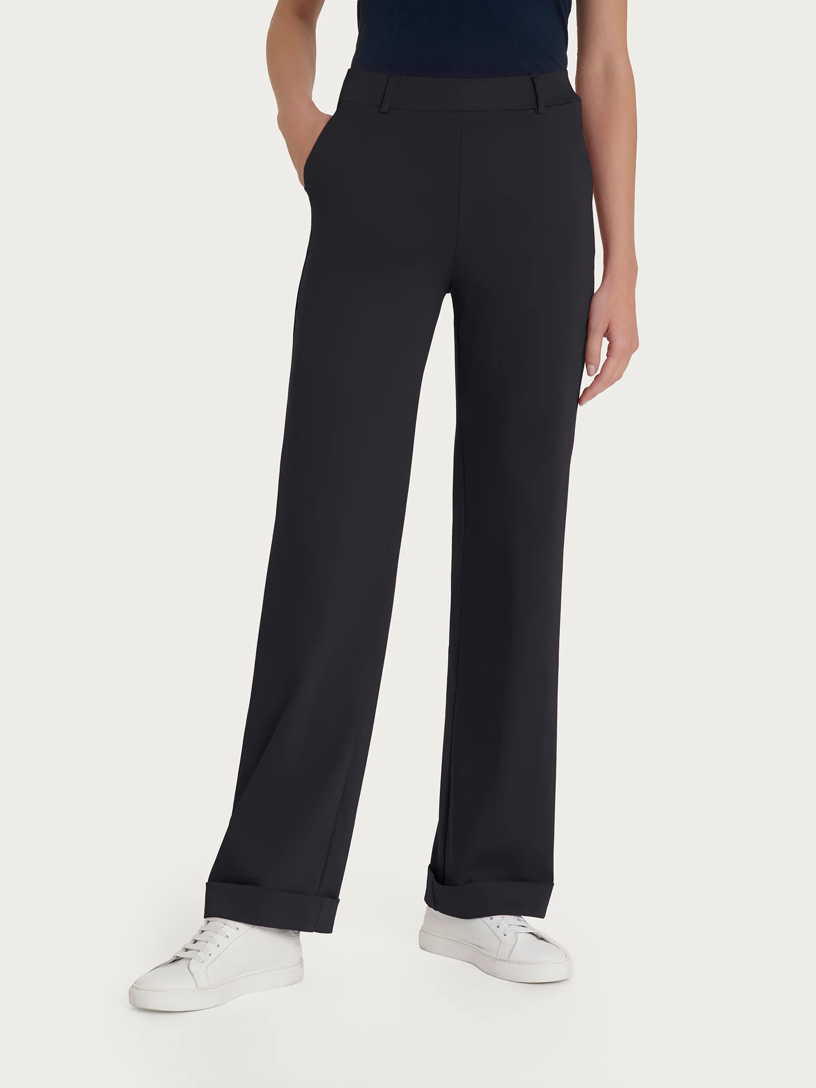 Pantalone dritto con tasche e risvolto in Satin Power - Nero