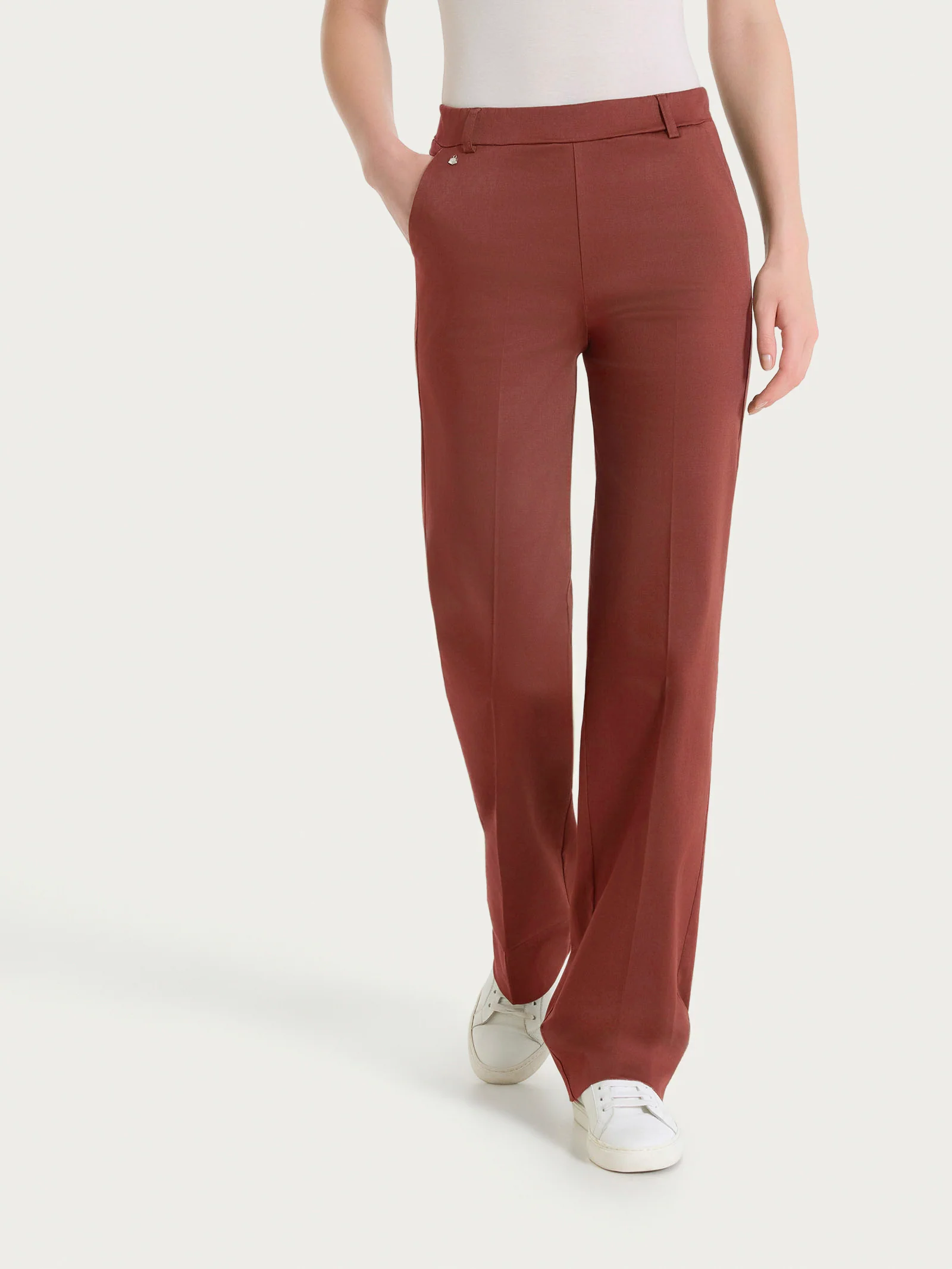 Pantalone dritto con tasche e risvolto in Satin Power - Mahogany