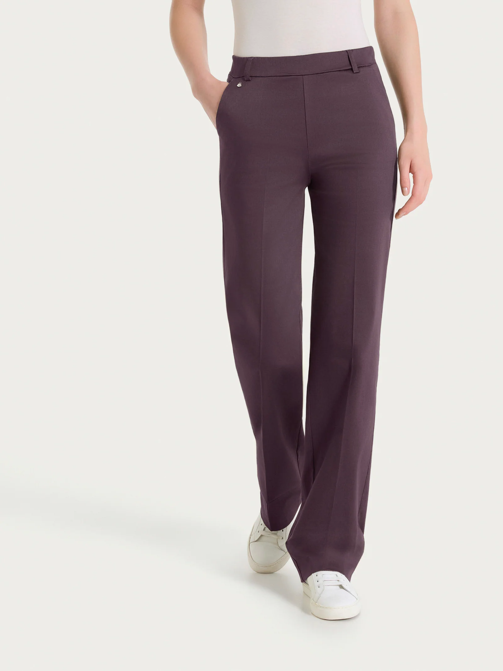 Pantalone dritto con tasche e risvolto in Satin Power - Raisin