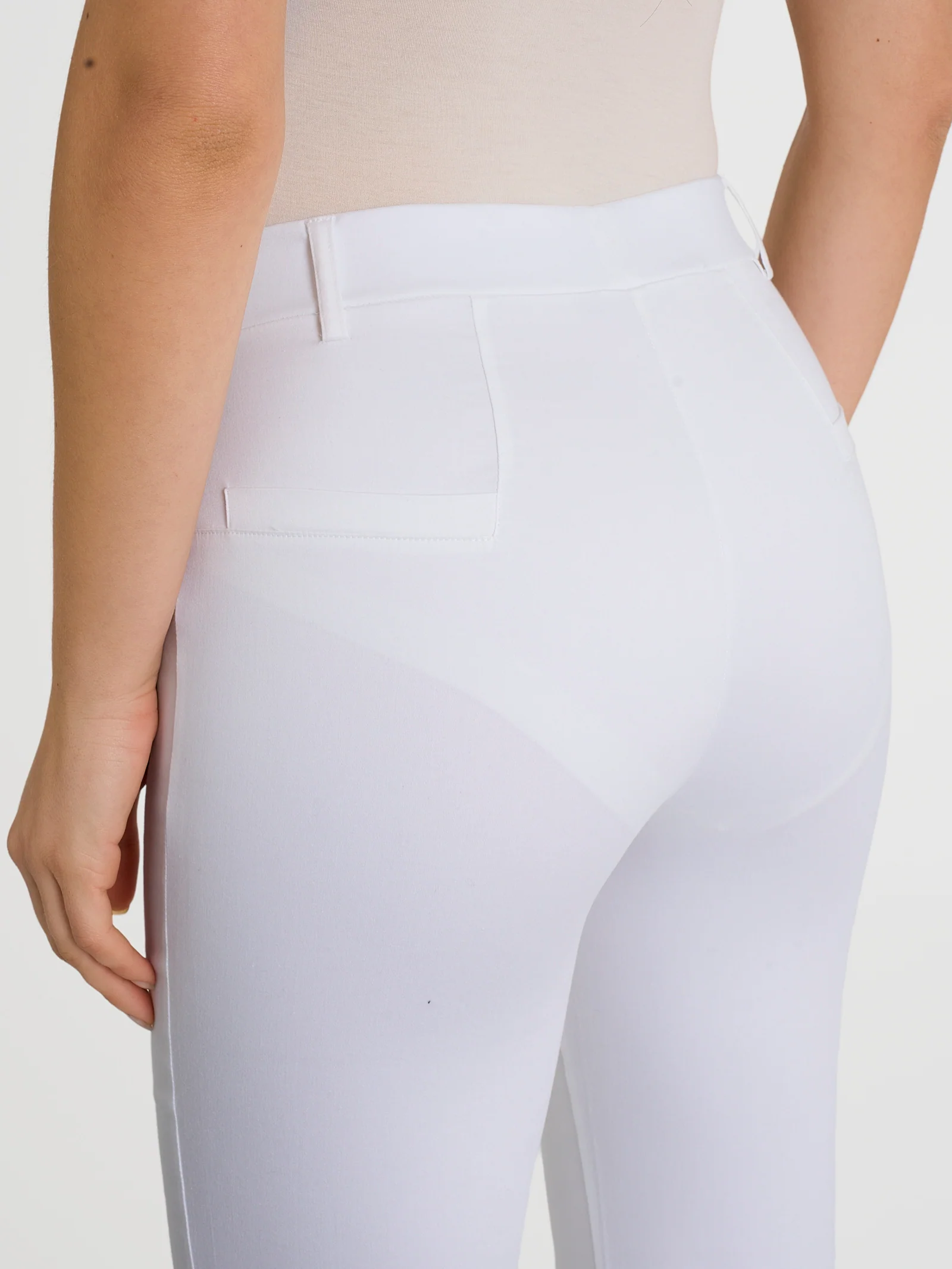 Pantalone flare alla caviglia in Satin Power - Bianco - Image 6