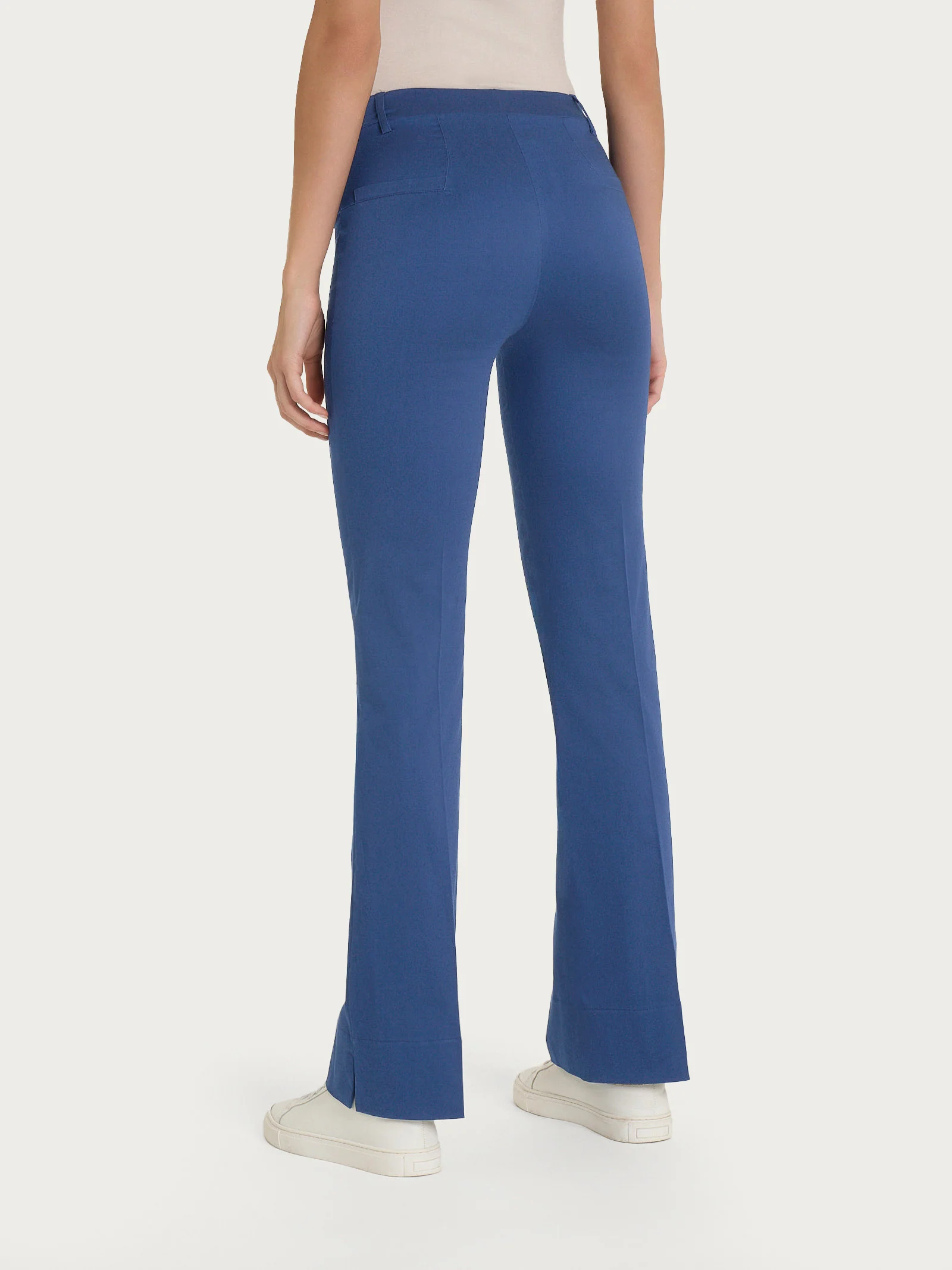 Pantalone flare con spacchetti in Satin Power - Oceana - Image 2