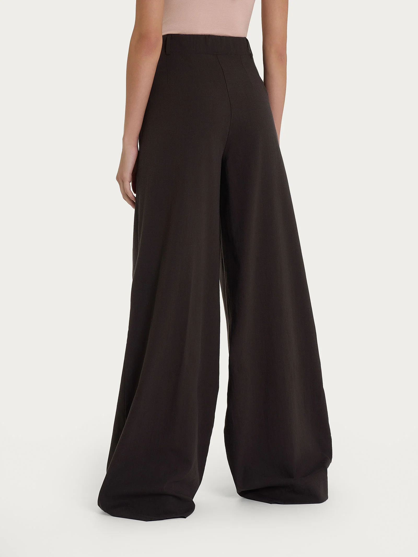 Pantalone palazzo con tasche e pinces in Super Natural - Chocolate Torte - Image 4