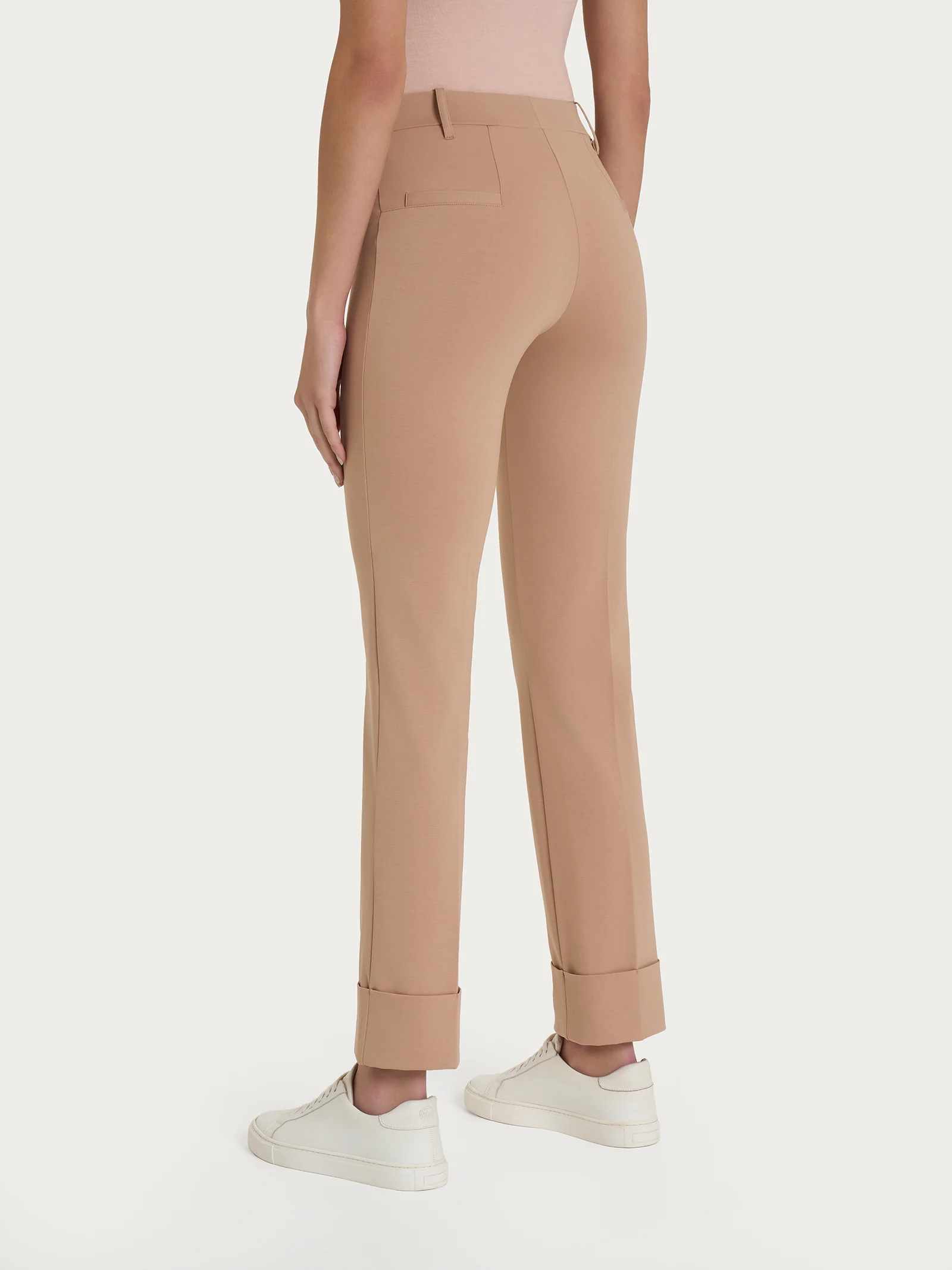Pantalone slim dritto in Compact Light - Warm Taupe - Image 2