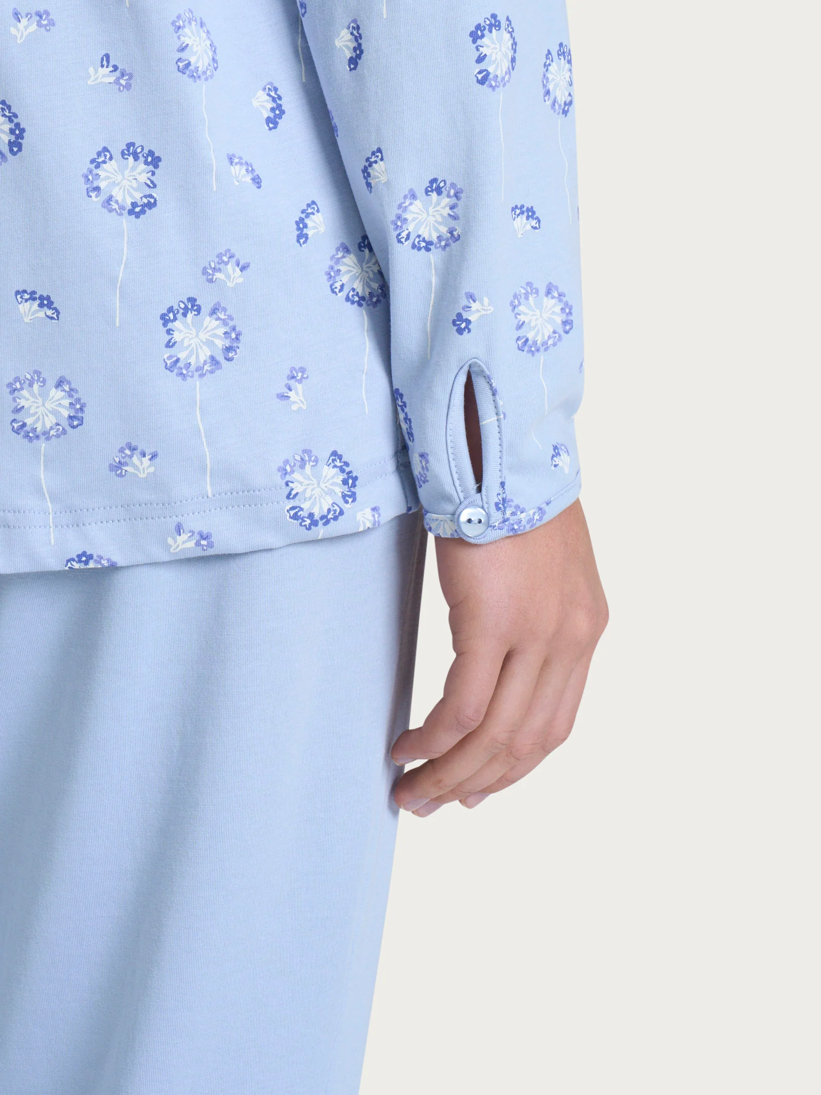 Pigiama serafino con arricciatura in Jersey di cotone 40-52 - Fant. Brunnera Blue - Image 3
