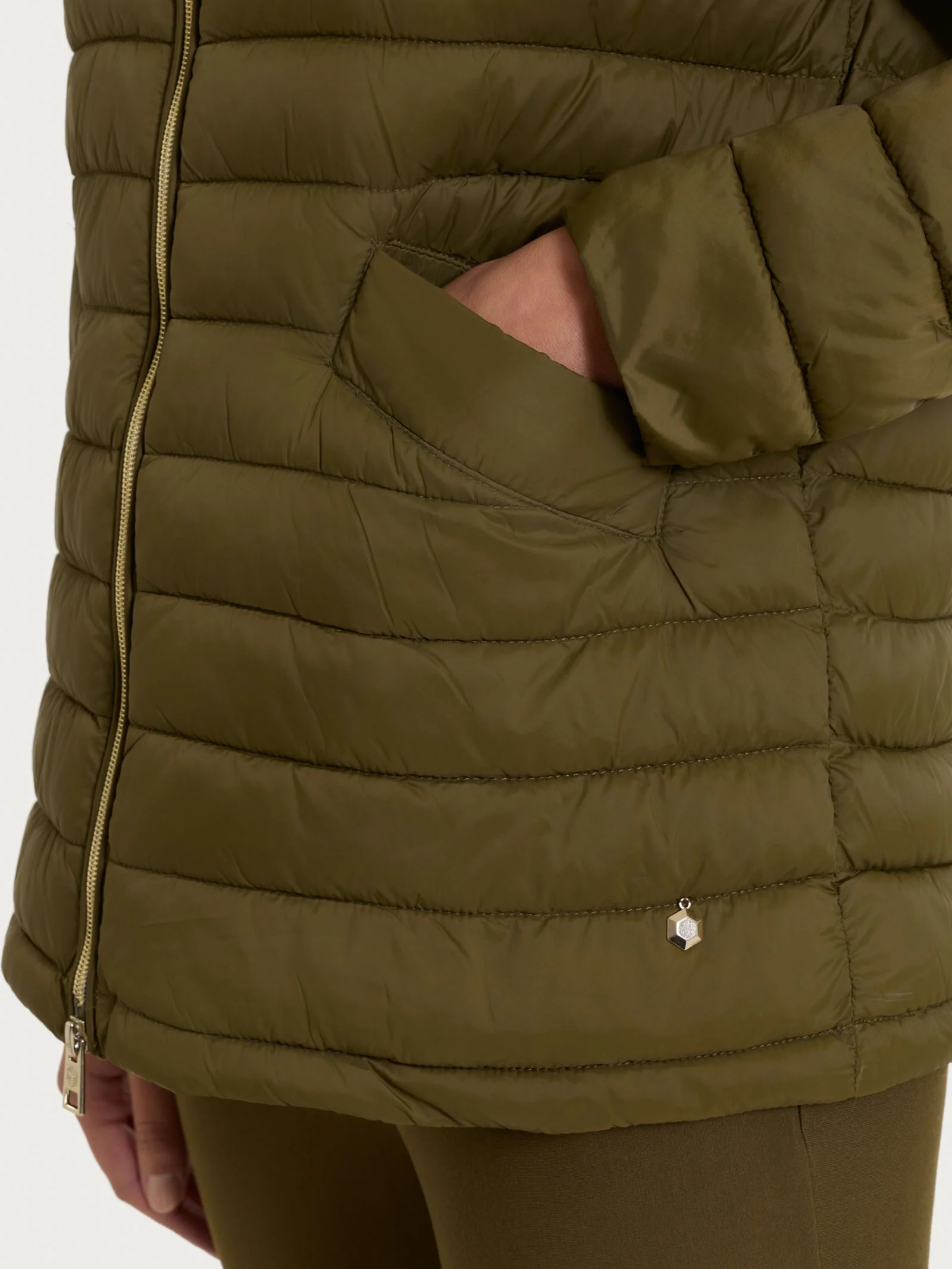 Piumino con cappuccio in Vegan Down  - Dark Olive - Image 3