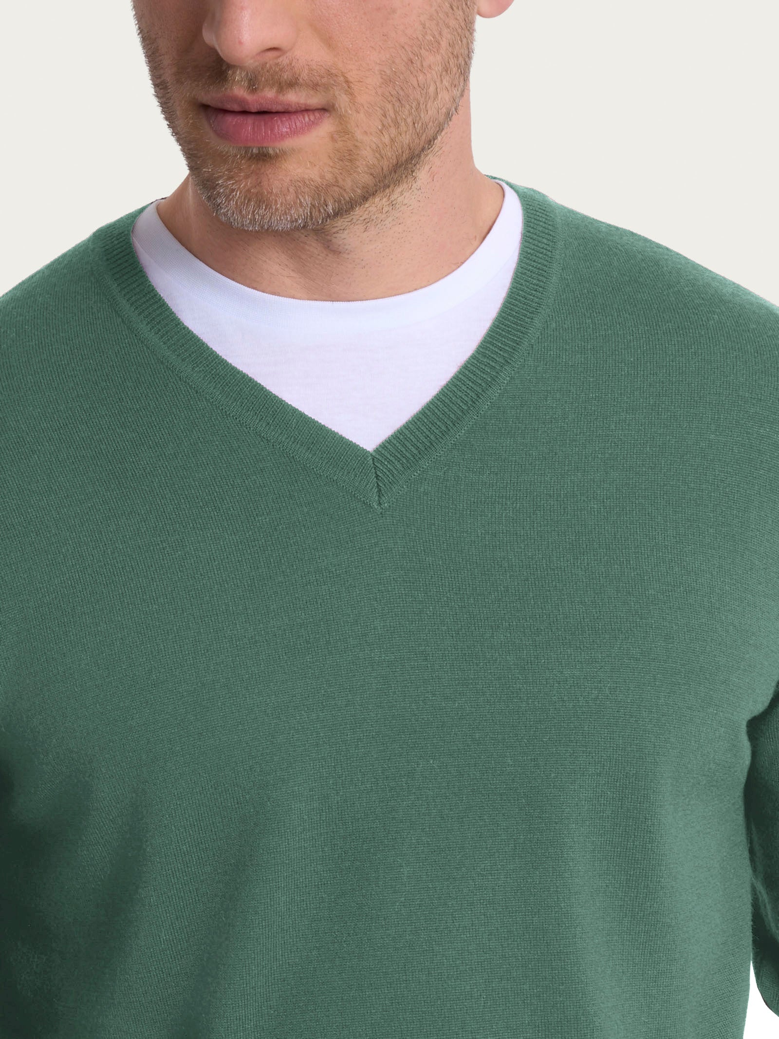 Pull con scollo a V in maglia unita in Merino Soft - Dark Forest - Image 3