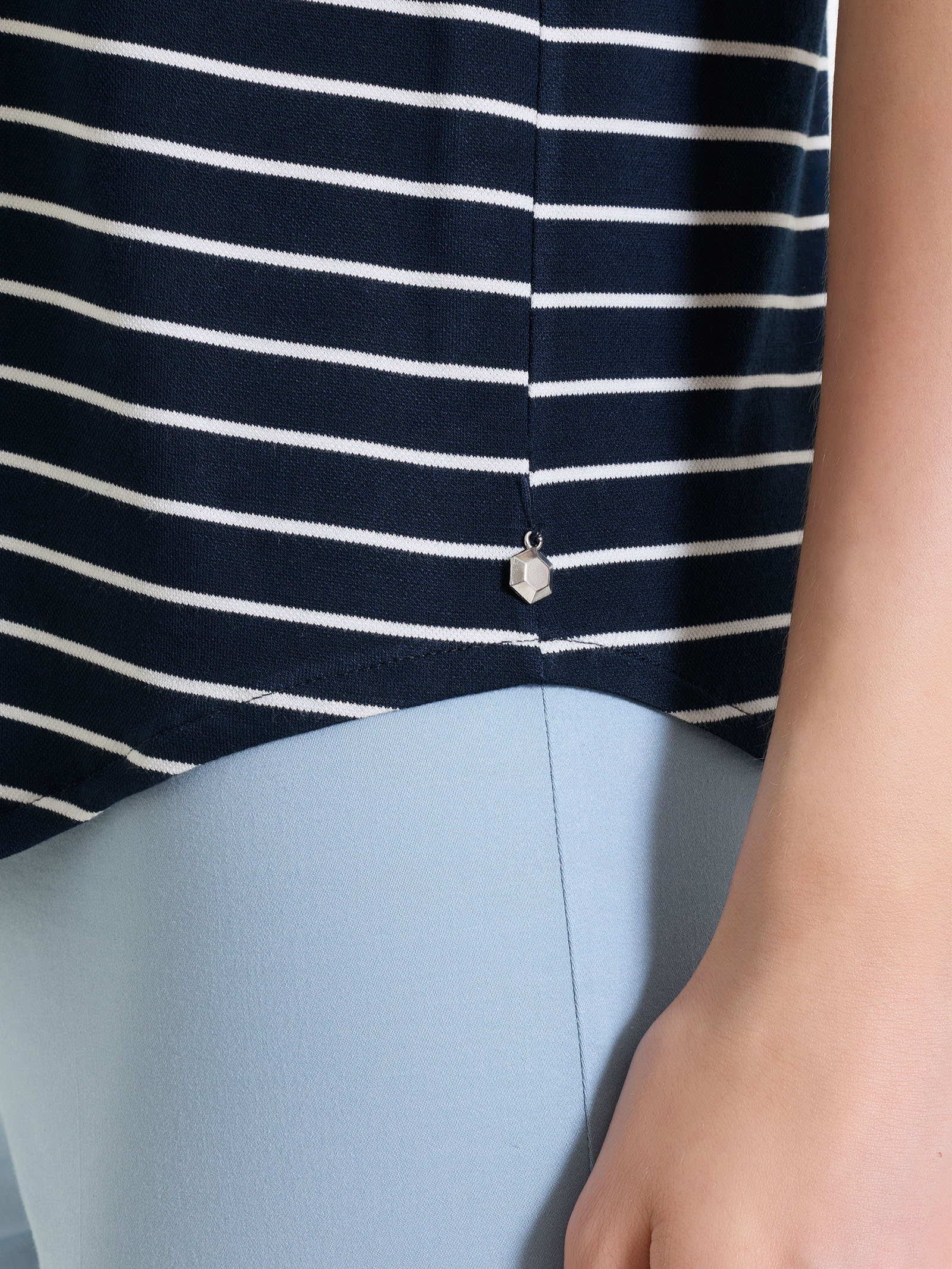 Top a righe con spalla larga in Summer Light Piquet - Fant.Bleu - Image 4